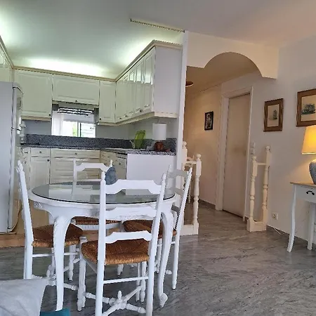 Les Pins Charming Apartament