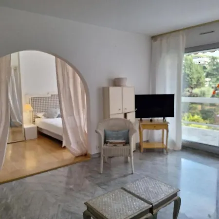 Les Pins Charming Апартаменты